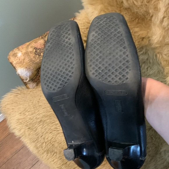 Aerosoles navy leather kitten heeled square toe box shoes. Size US 7 1/2. EUC. - Picture 6 of 8